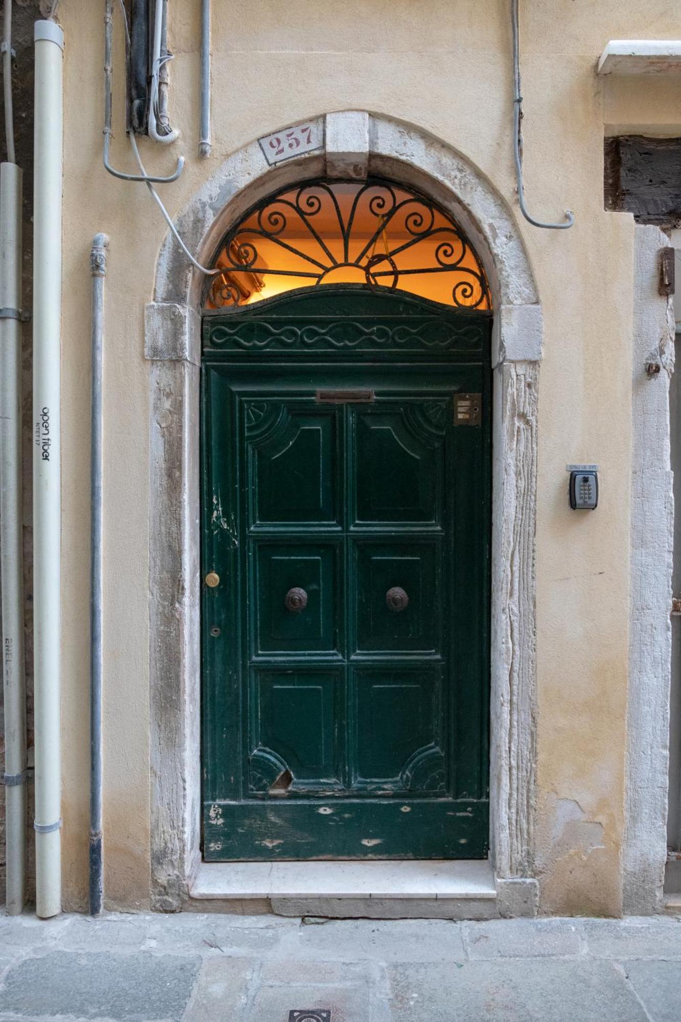 Lorenzo'S Home Венеція Екстер'єр фото